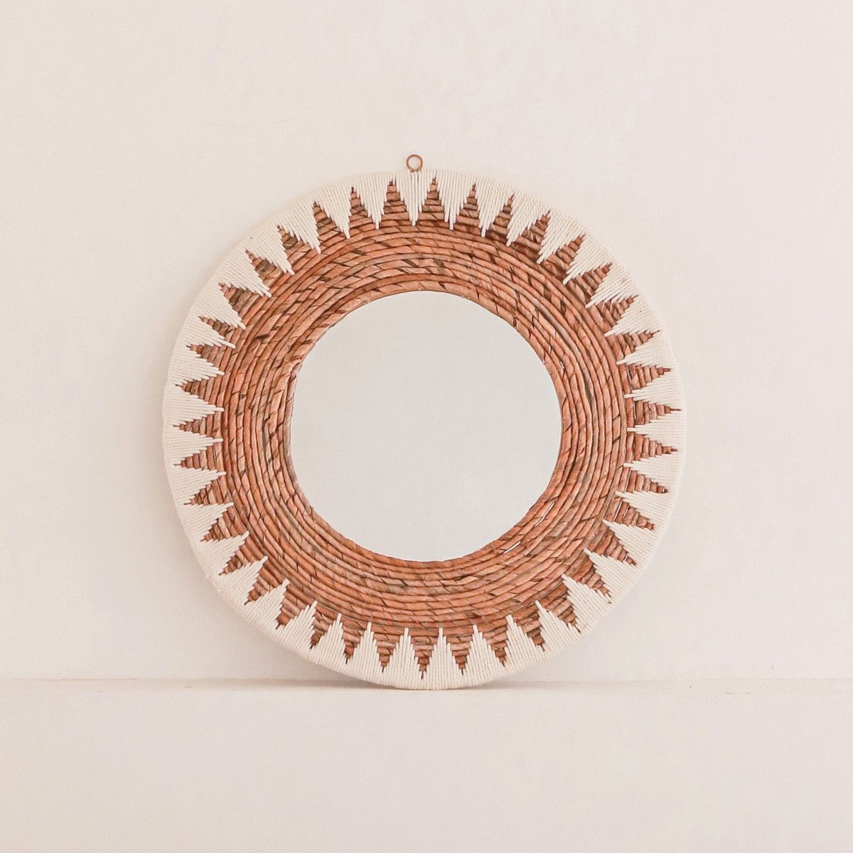 Wanddecoratie Ronde Boho spiegel met wit patroon - Handgemaakt